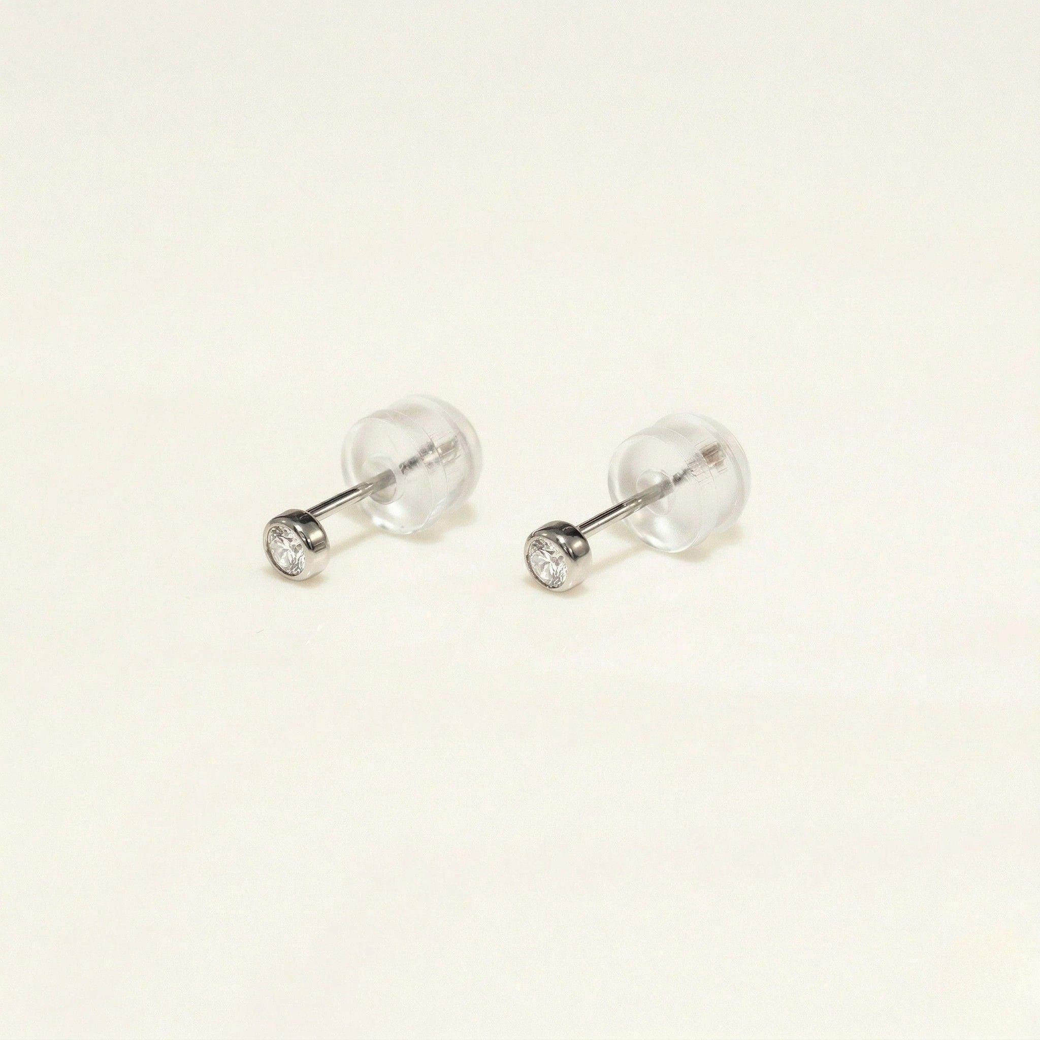 K18 ホワイトゴールド スタッドピアス（ダイヤモンド0.08ct）