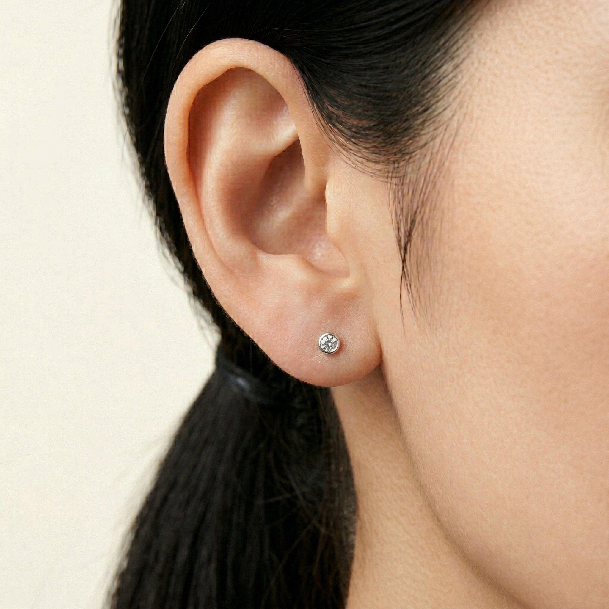 K18 ホワイトゴールド スタッドピアス（ダイヤモンド0.08ct）