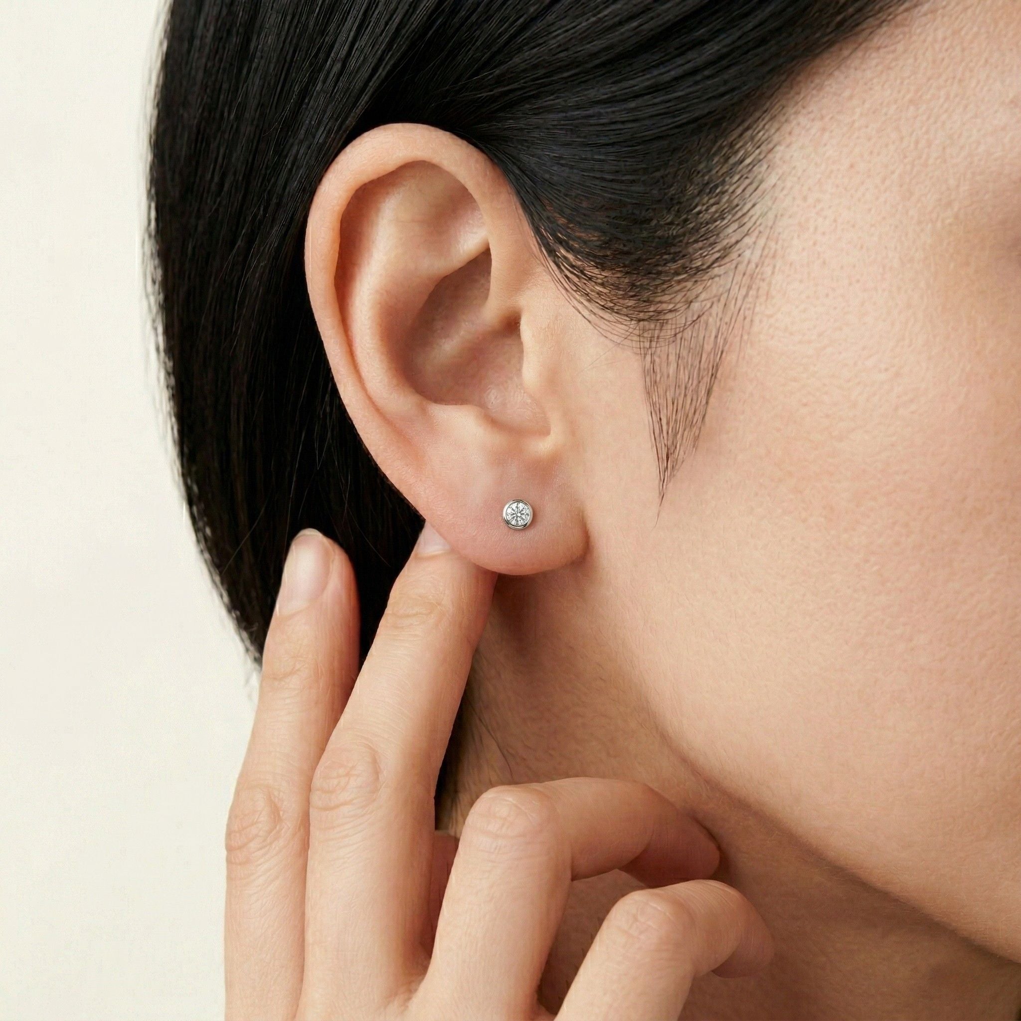 K18 ホワイトゴールド スタッドピアス（ダイヤモンド0.08ct）