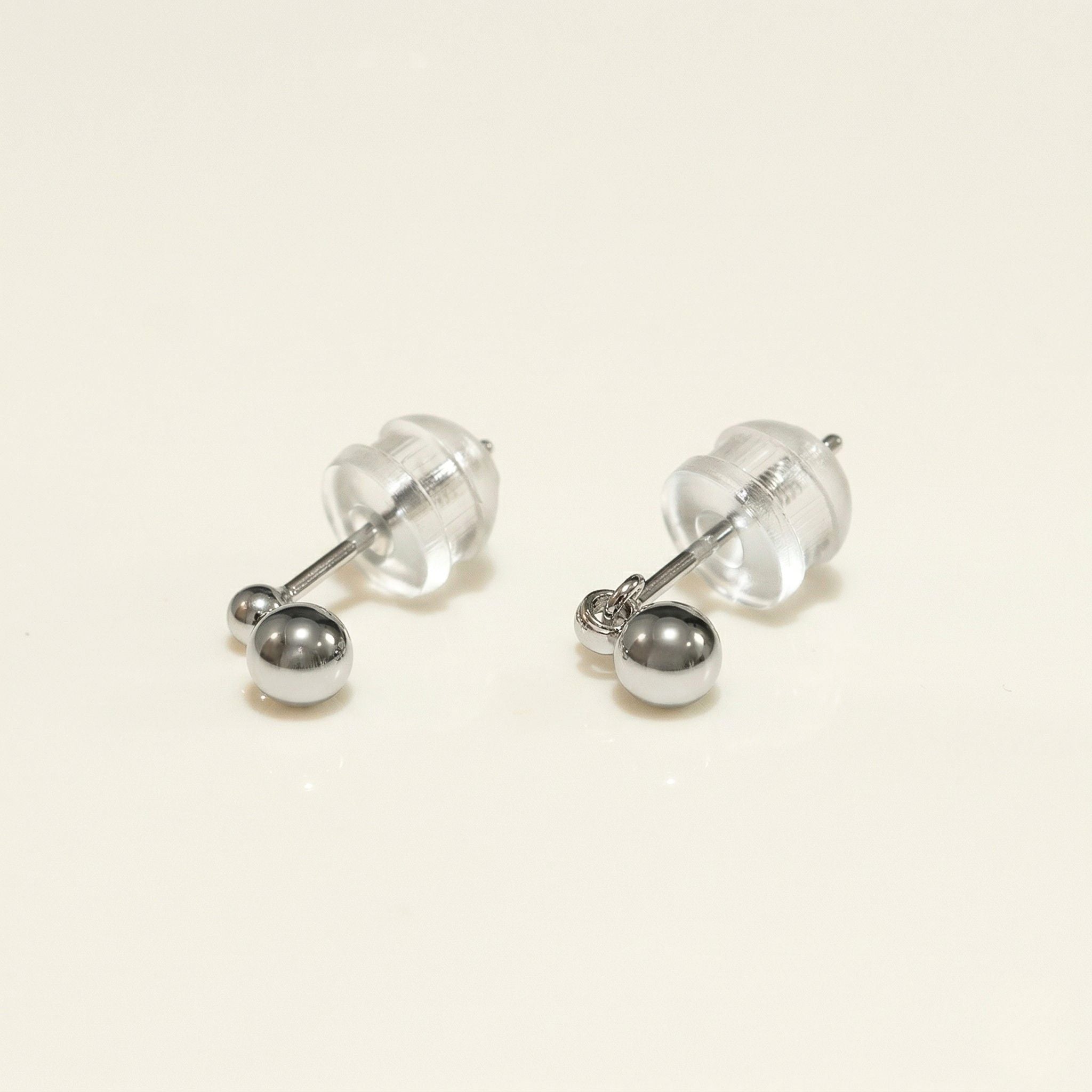 K18 ホワイトゴールド スタッドピアス（ダイヤモンド0.02ct）