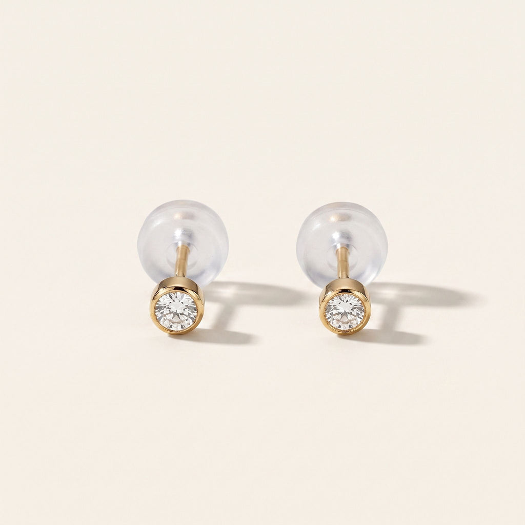K18 ゴールド ベゼル スタッドピアス（SIクラス ダイヤモンド計0.10ct）