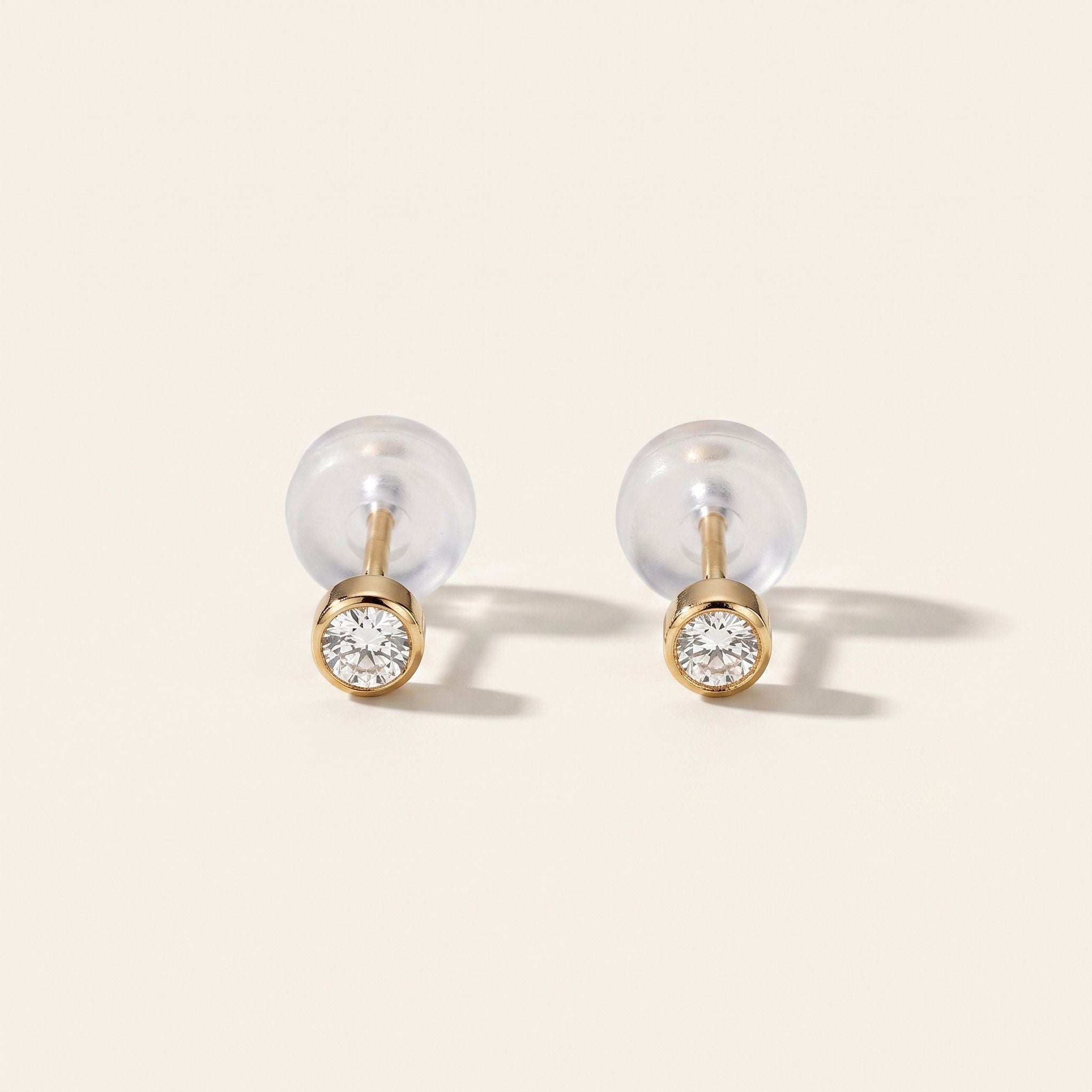 K18 ゴールド ベゼル スタッドピアス（SIクラス ダイヤモンド計0.10ct）