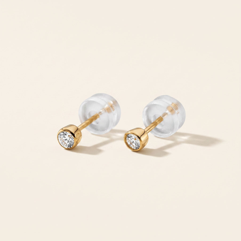 K18 ゴールド ベゼル スタッドピアス（SIクラス ダイヤモンド計0.10ct）