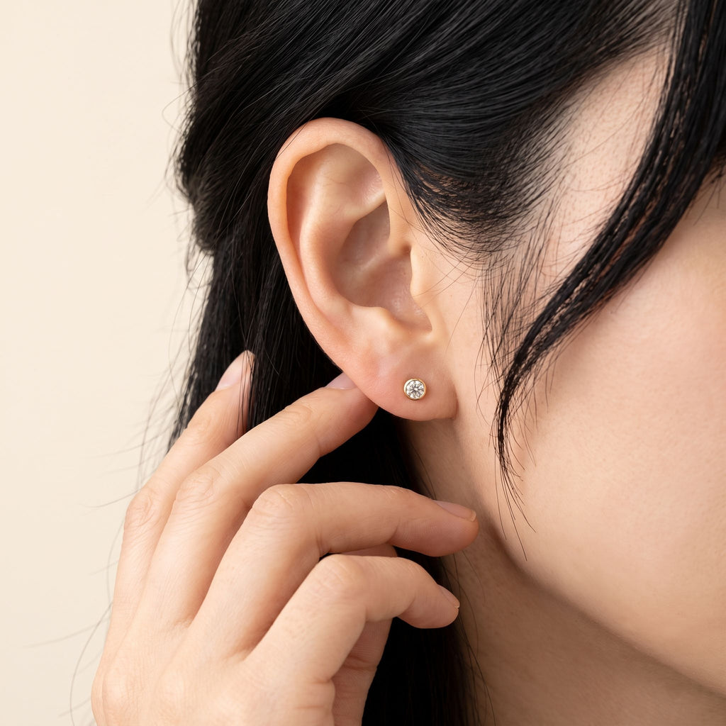 K18 ゴールド ベゼル スタッドピアス（SIクラス ダイヤモンド計0.10ct）