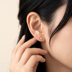 K18 ゴールド ベゼル スタッドピアス（SIクラス ダイヤモンド計0.10ct）