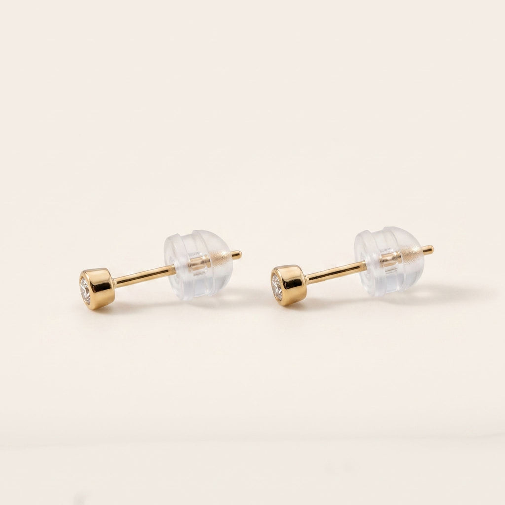K18 ゴールド ベゼル スタッドピアス（SIクラス ダイヤモンド計0.10ct）