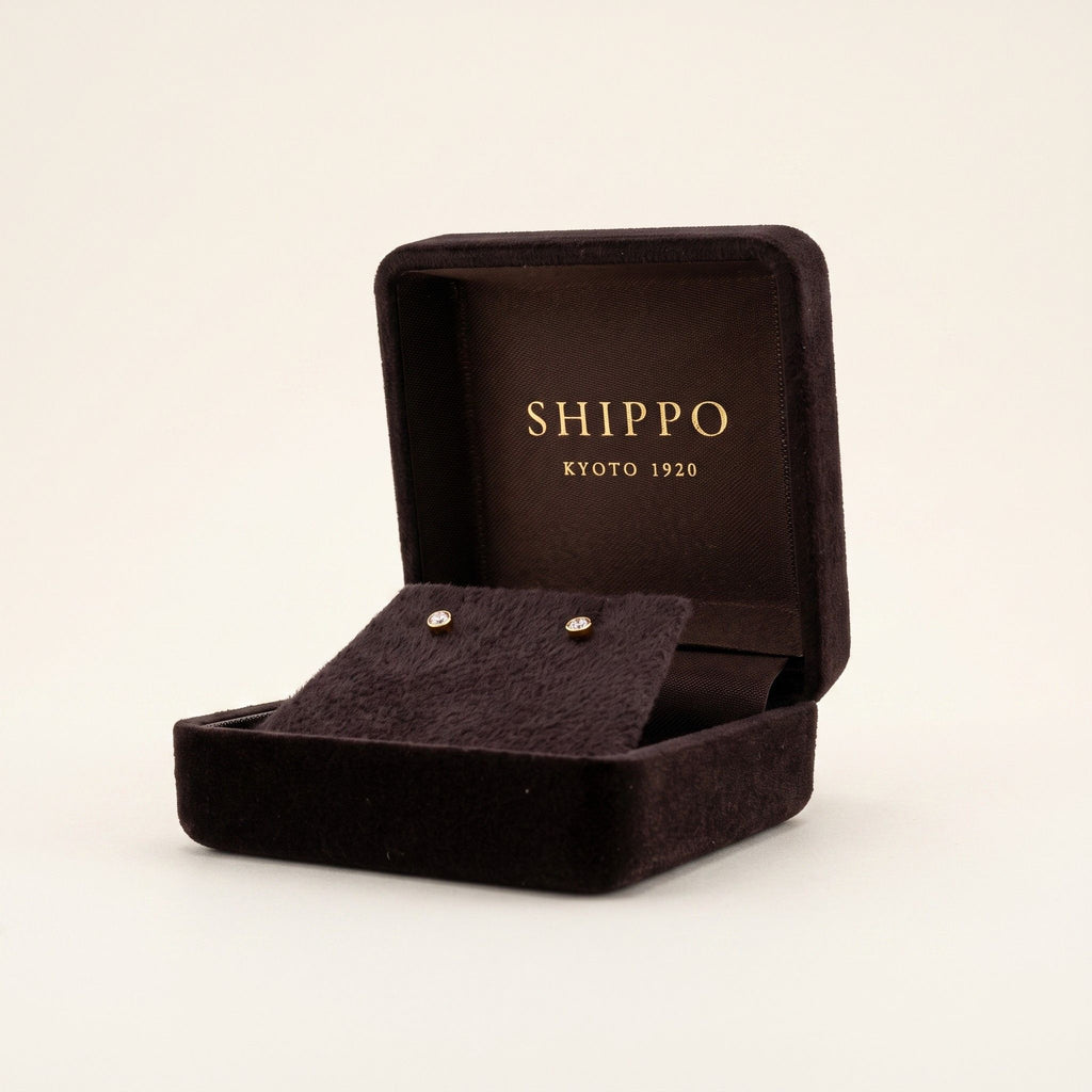 K18 ゴールド ベゼル スタッドピアス（SIクラス ダイヤモンド計0.10ct）