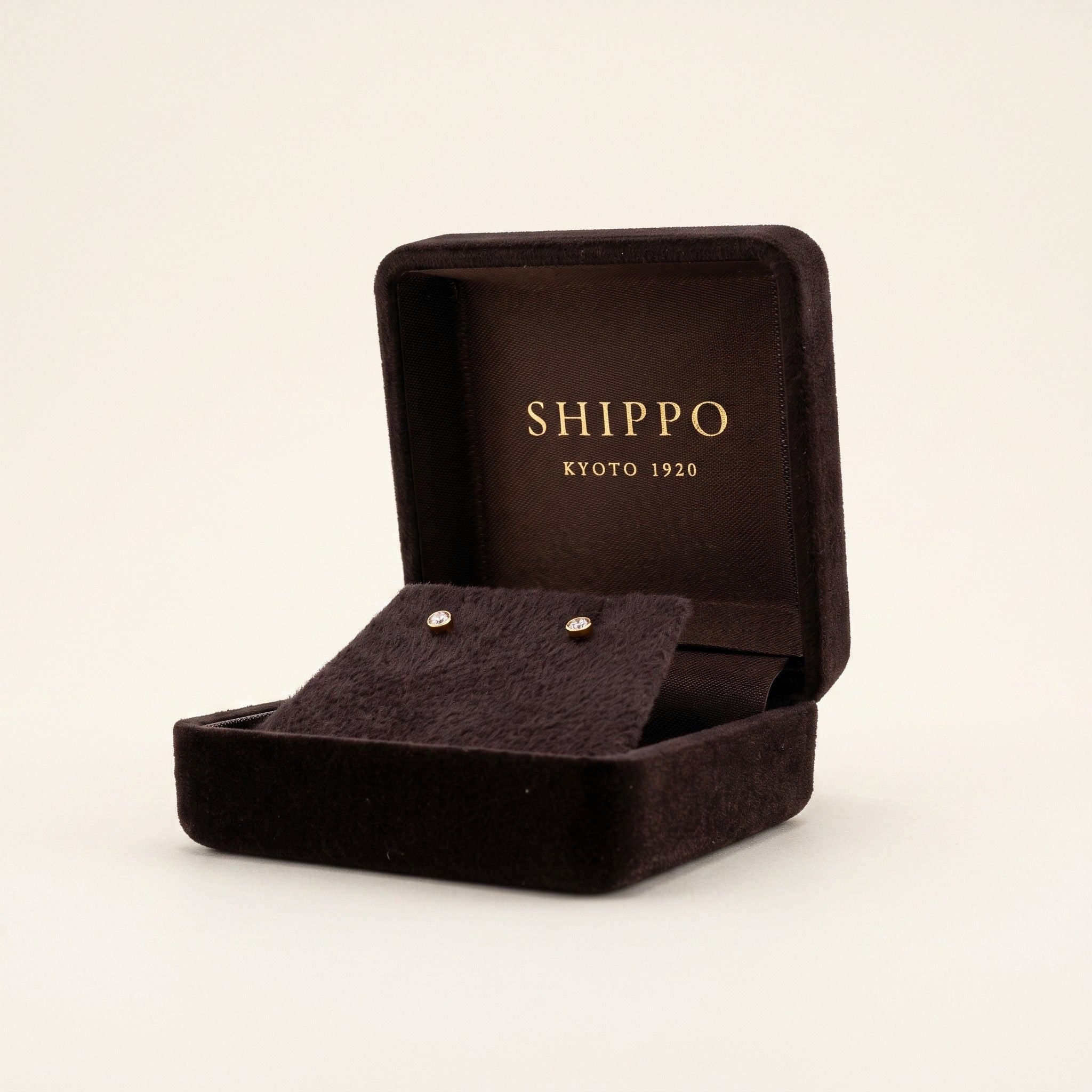 K18 ゴールド ベゼル スタッドピアス（SIクラス ダイヤモンド計0.10ct）