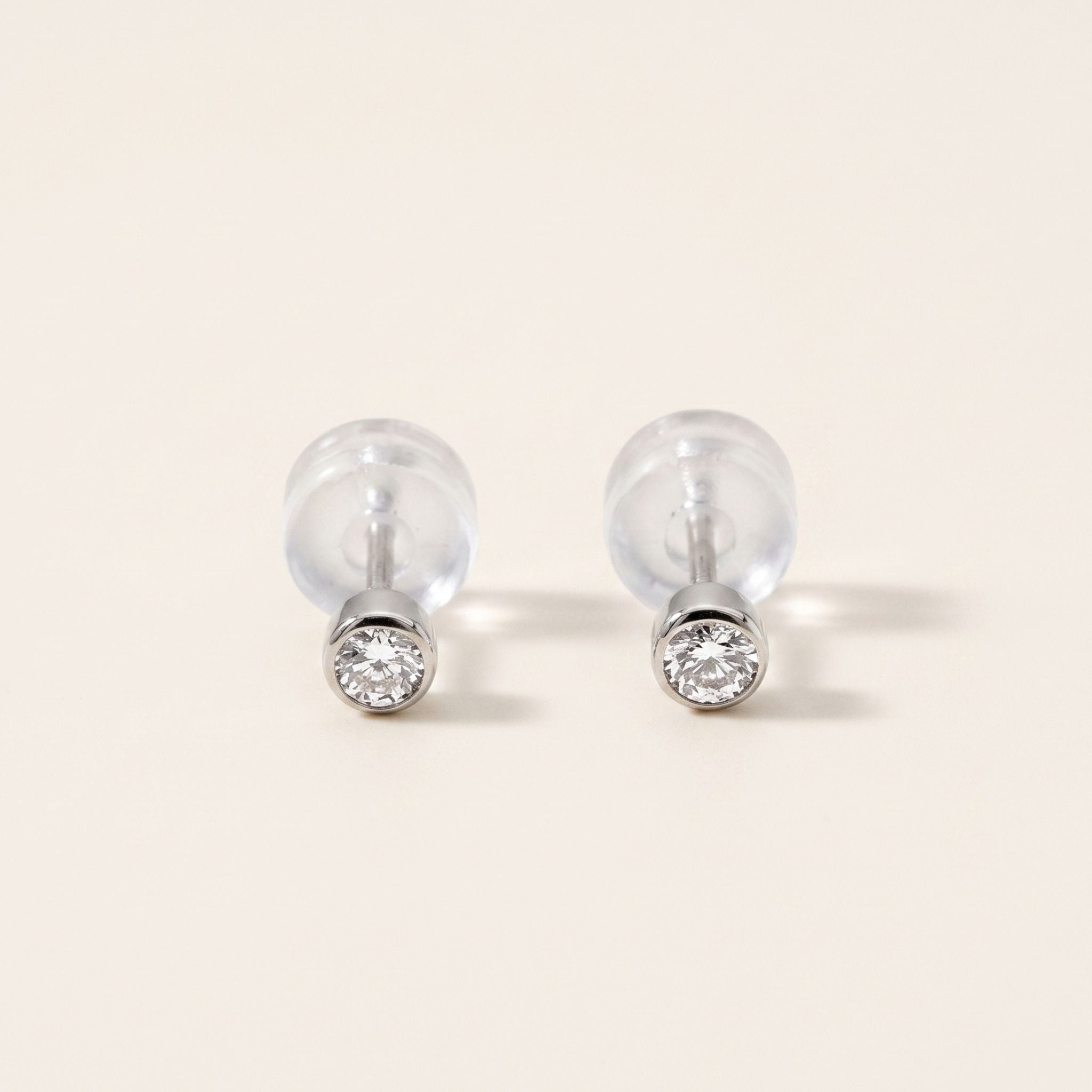 PT900 プラチナ ベゼル スタッドピアス（SIクラス ダイヤモンド計0.10ct）