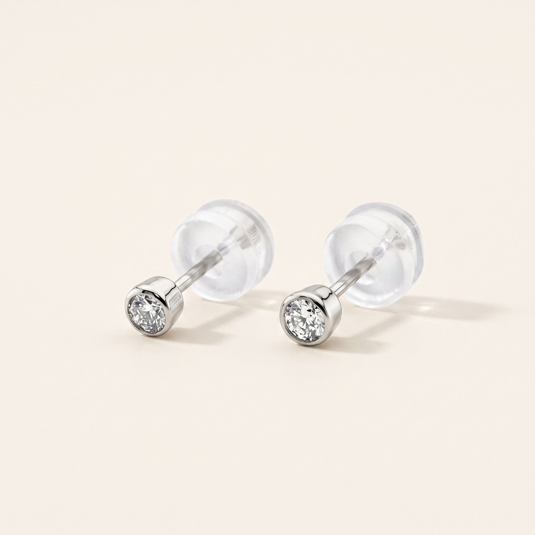 PT900 プラチナ ベゼル スタッドピアス（SIクラス ダイヤモンド計0.10ct）