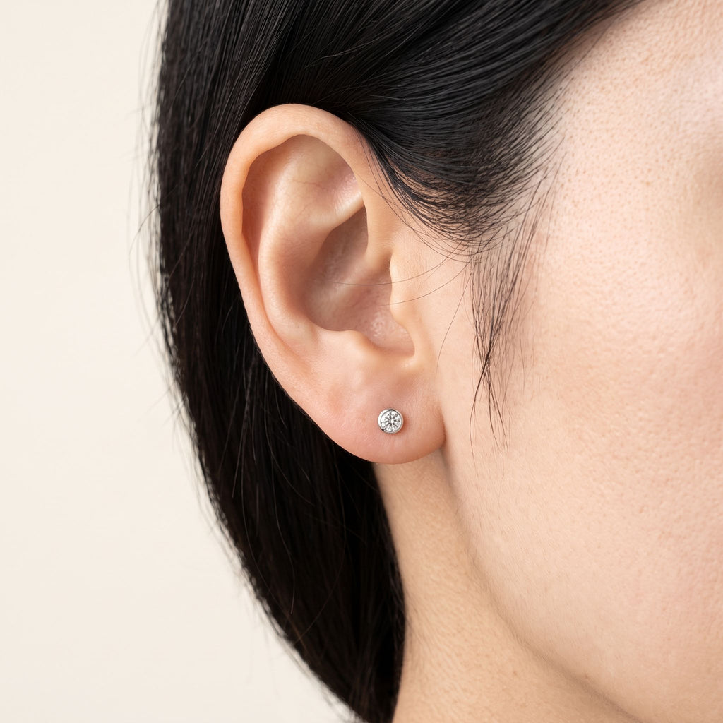 PT900 プラチナ ベゼル スタッドピアス（SIクラス ダイヤモンド計0.10ct）