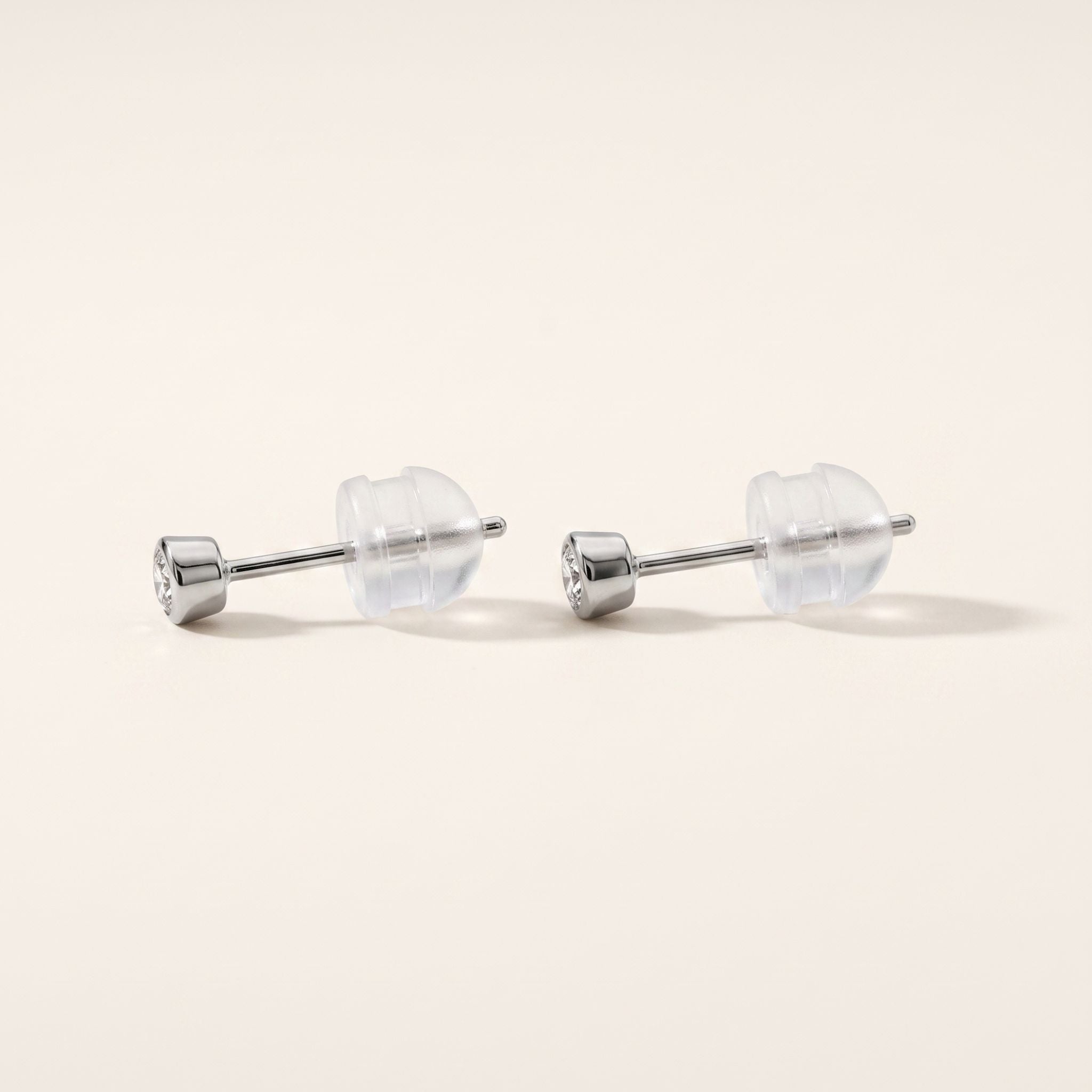 PT900 プラチナ ベゼル スタッドピアス（SIクラス ダイヤモンド計0.10ct）