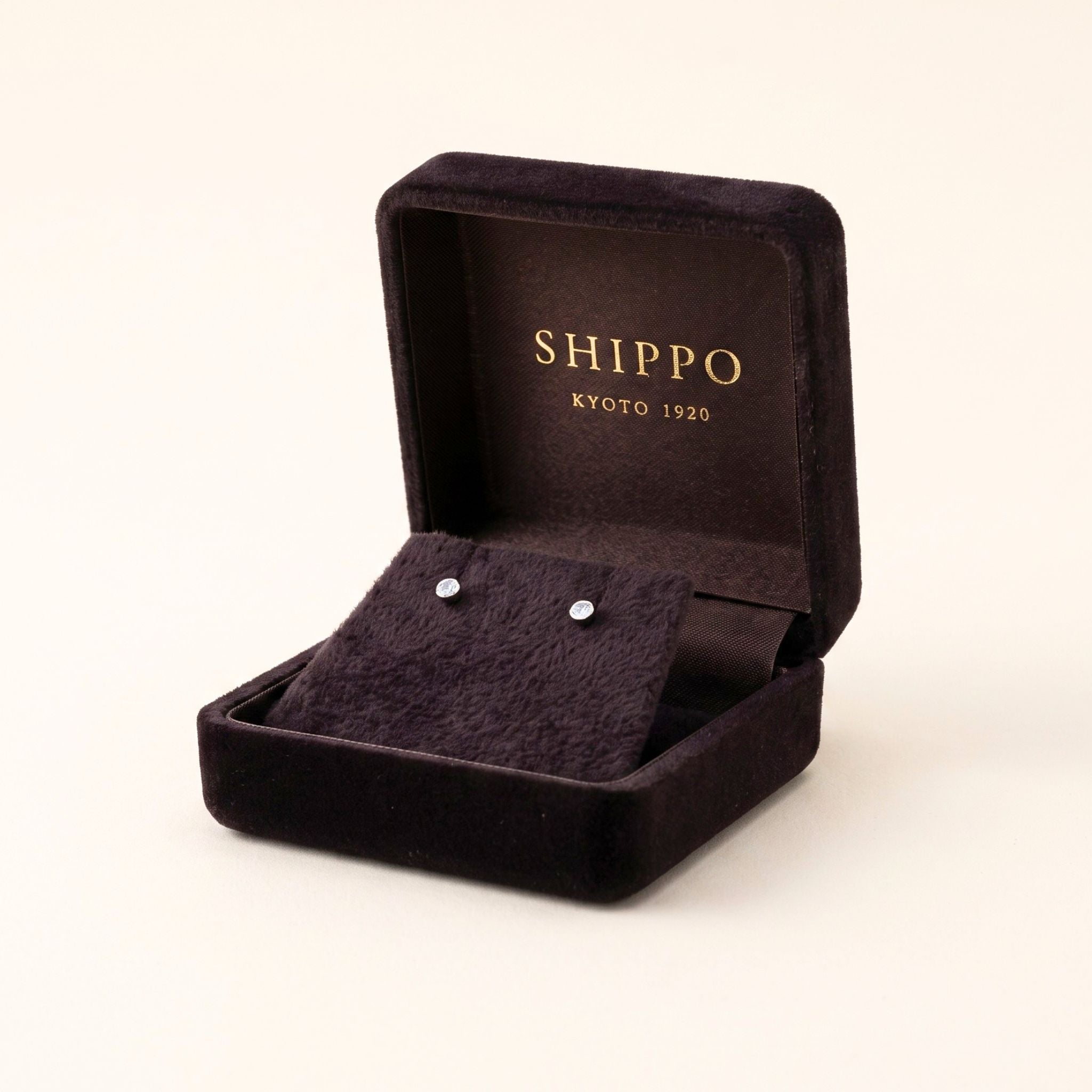PT900 プラチナ ベゼル スタッドピアス（SIクラス ダイヤモンド計0.10ct）
